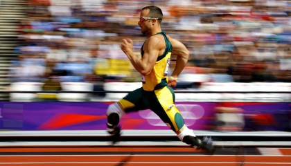 开云APP-雄鹿掀翻黄蜂，拉梅洛·鲍尔关键战不手软，新星崛起与王朝余晖的碰撞