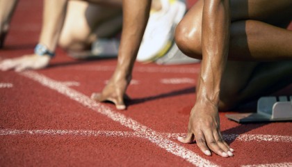 开云体育平台APP-快船对阵雄鹿，贝恩如何用节奏魔法盘活全队，上演现代篮球的指挥艺术？