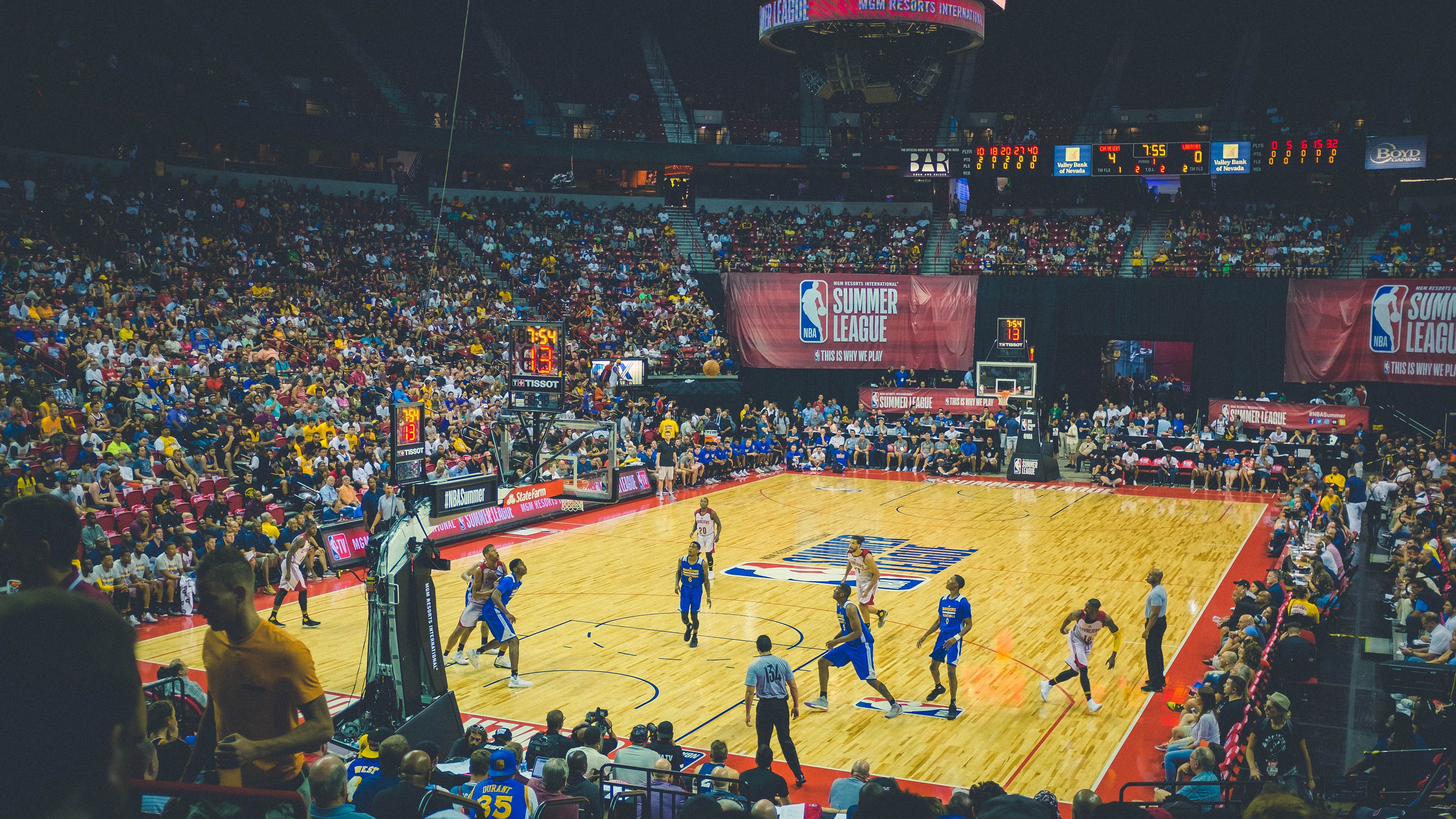 雄鹿掀翻黄蜂,拉梅洛·鲍尔关键战不手软,新星崛起与王朝余晖的碰撞